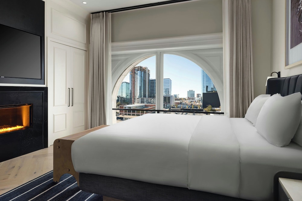 Suite with One King Bed (Non Smoking)