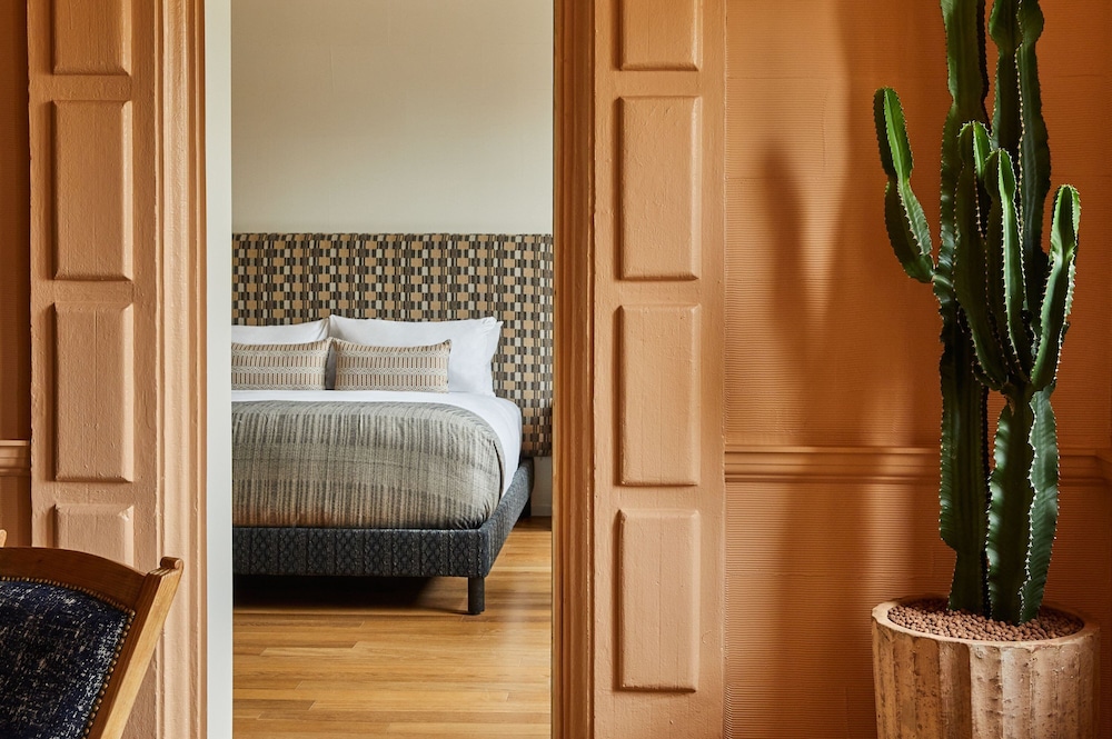 Suite, 1 Double Bed, City View, Corner
