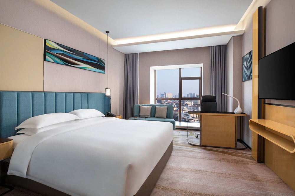 Deluxe Room, 1 King Bed, Smoking, City View photo 1