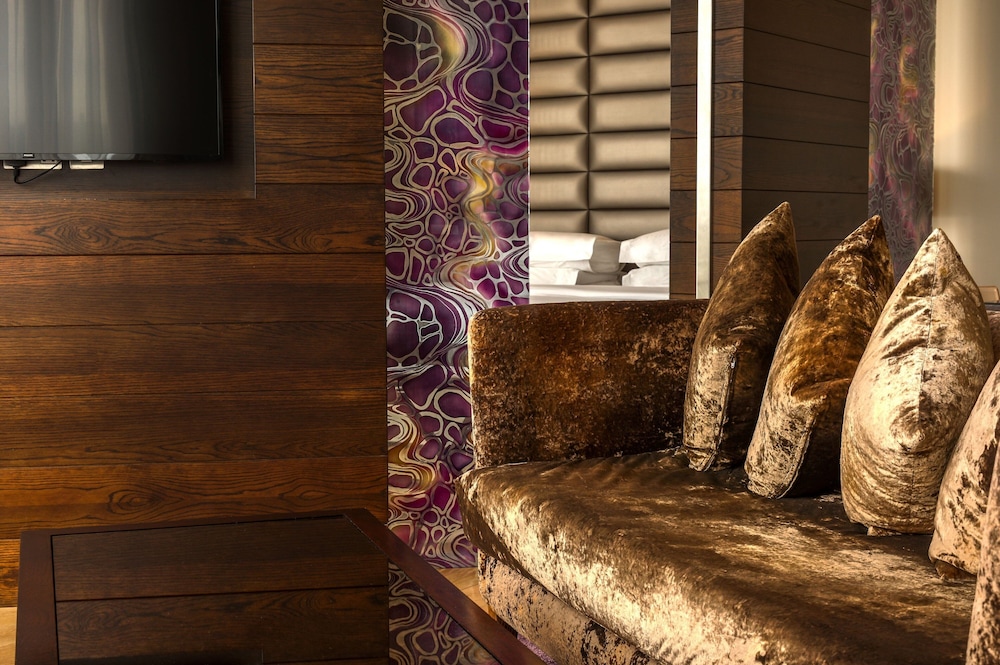 Suite, 1 King Bed, River View (Corner) photo 2