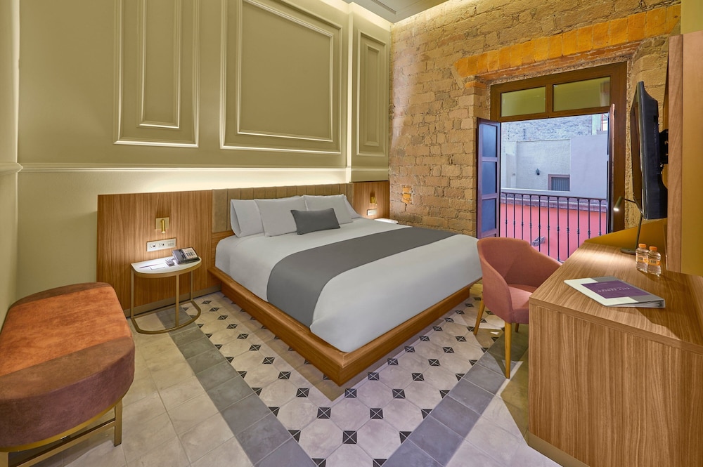 Room, 1 King Bed, Balcony - Photo 2