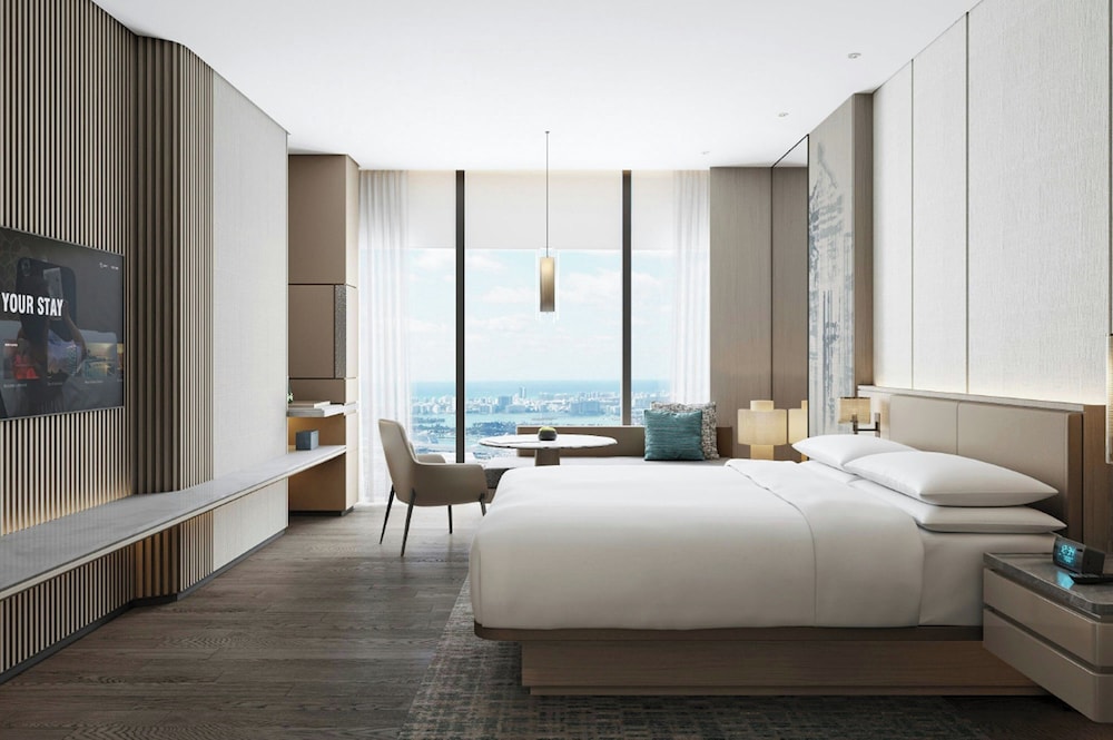 Deluxe Room, 1 King Bed, City View photo 1
