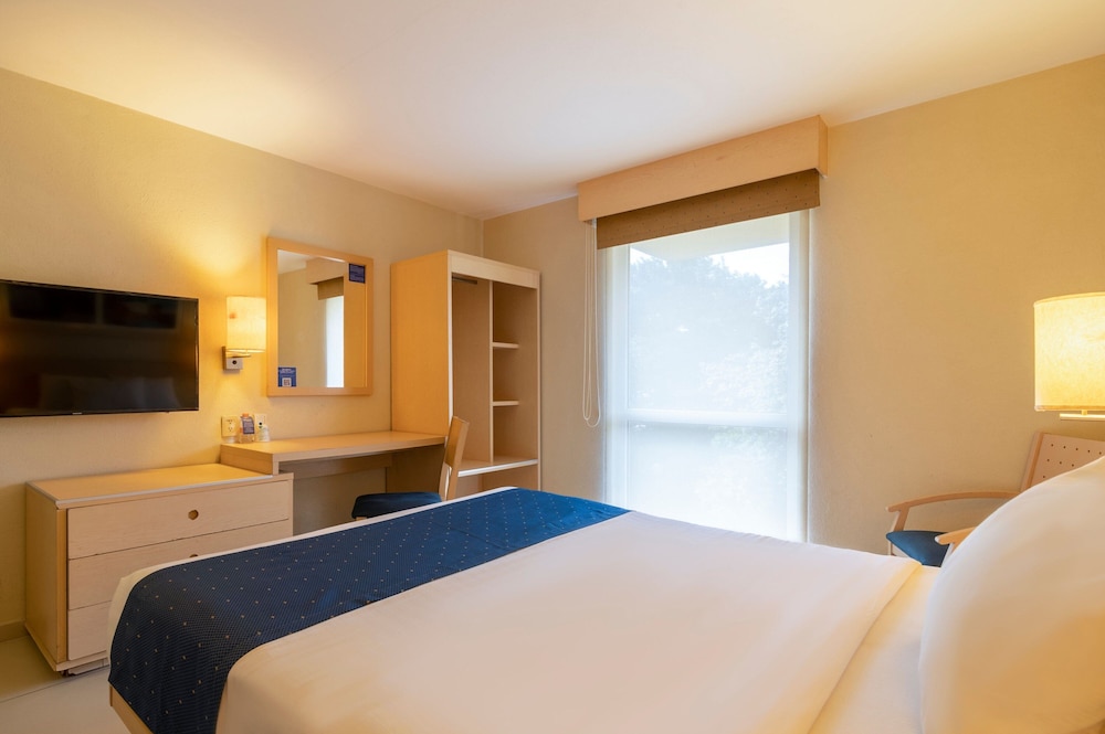 Room, 1 Queen Bed - Photo 7