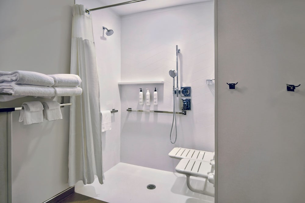Room, 1 King Bed (Mobility Accessible, Tub) - Photo 2