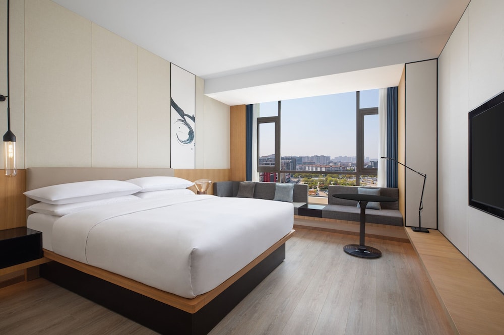 Standard Room, 1 King Bed, City View photo 2
