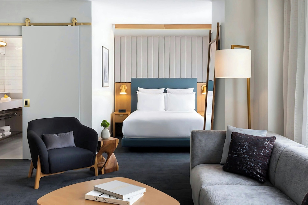 Suite, 1 Bedroom - Photo 2