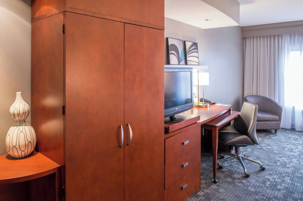 Room, 2 Queen Beds (Mobility/Hearing Accessible, Tub) - Photo 2