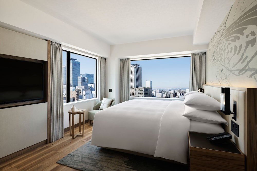 Suite, 1 King Bed, Corner - Photo 3