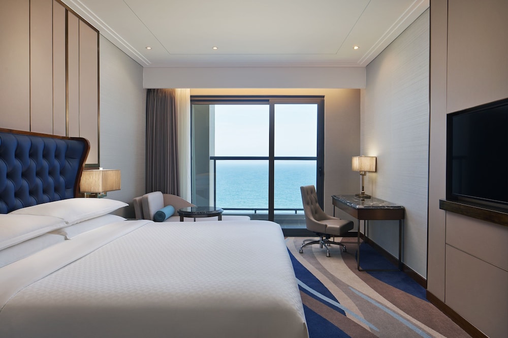 Room, 1 King Bed, Non Smoking, Ocean View