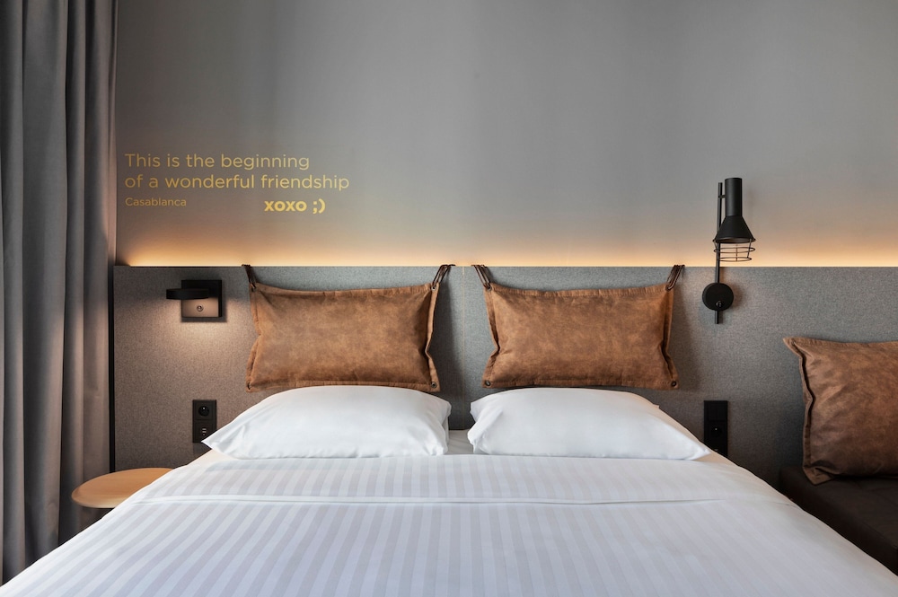 Room, 1 Queen Bed, City View - Photo 2