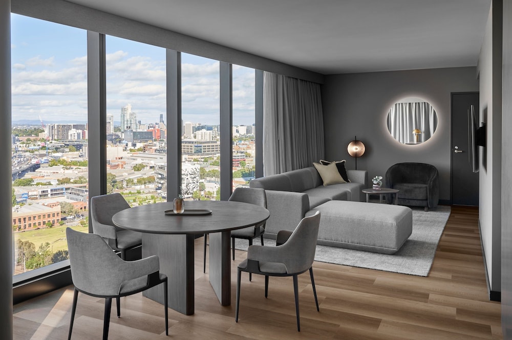 Signature Suite, 1 King Bed, City View - Photo 3