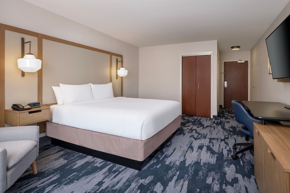 Room, 1 King Bed (Hearing Accessible) - Photo 1