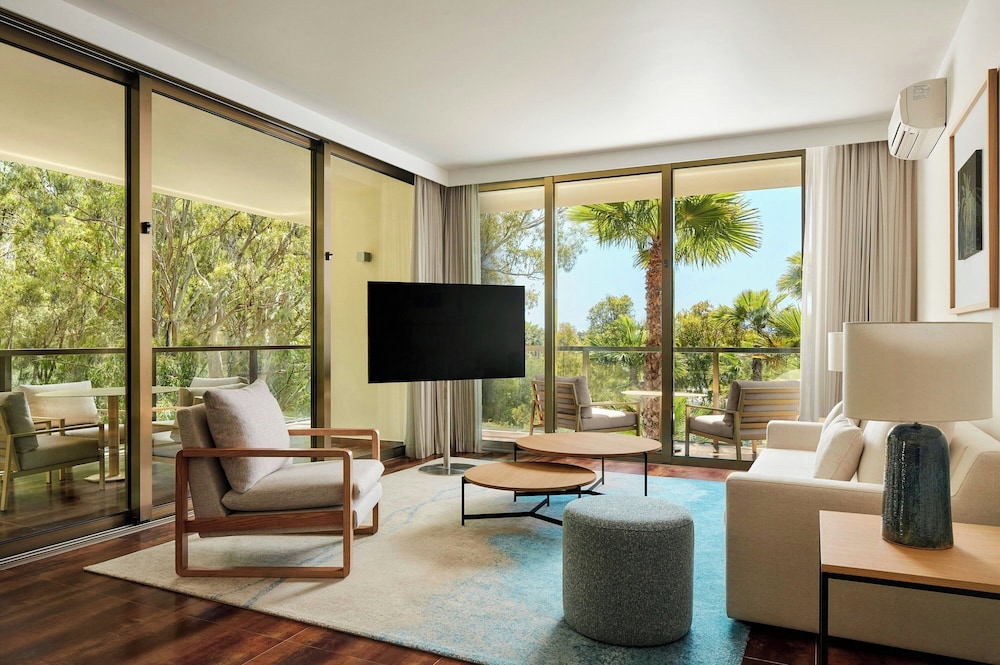 Suite, 3 Bedrooms, Balcony - Photo 16