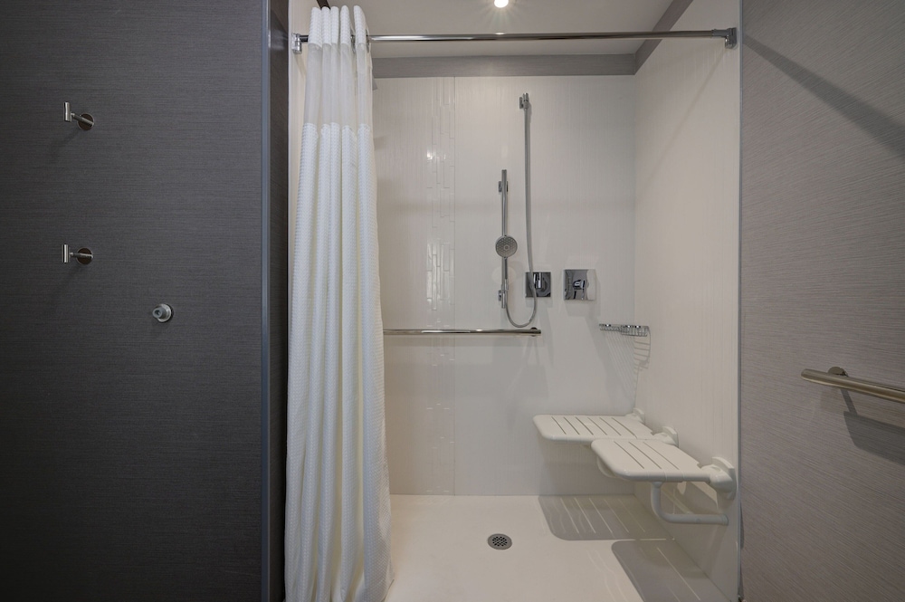 Room, 2 Queen Beds (Mobility Accessible, Tub) - Photo 5