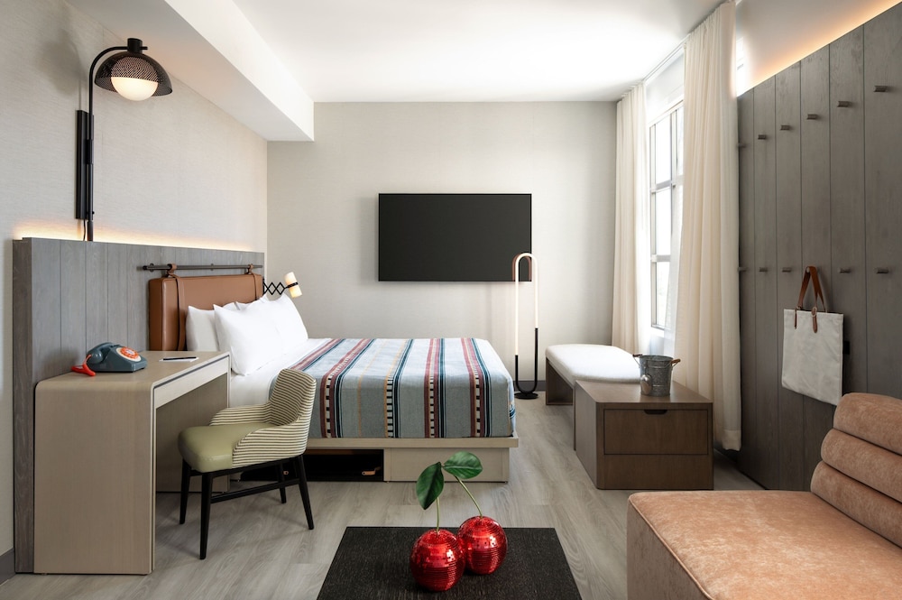 Suite, 1 King Bed, Balcony photo 2