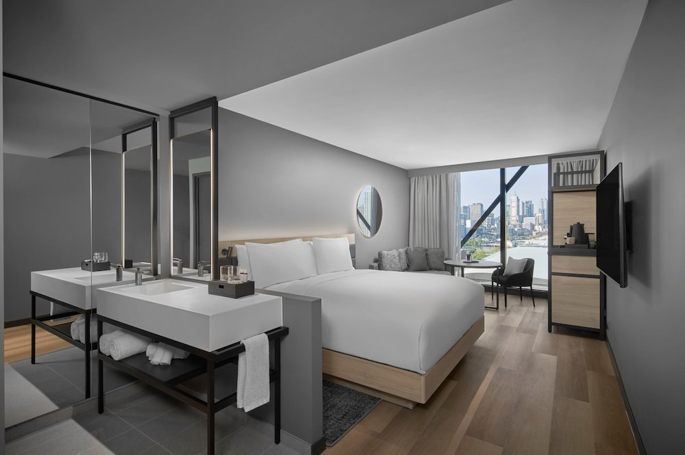 Premium Room, 1 King Bed, City View - Photo 4