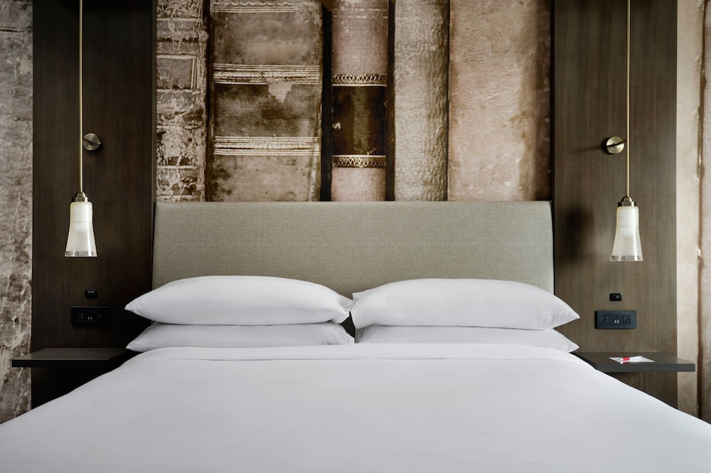 Club Room, 1 King Bed - Photo 9