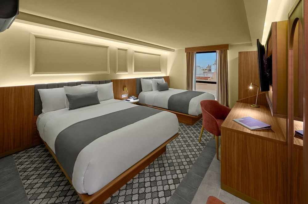 Room, 2 Queen Beds - Photo 1