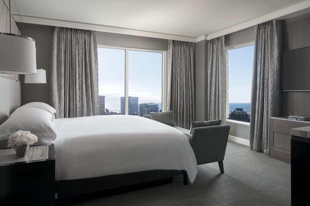 Executive Suite, 1 Bedroom - Photo 1