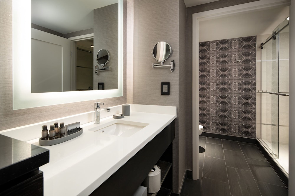 Clancy Chic Suite, 1 Bedroom (Mobility Accessible, Roll-In Shower) thumbnail 5