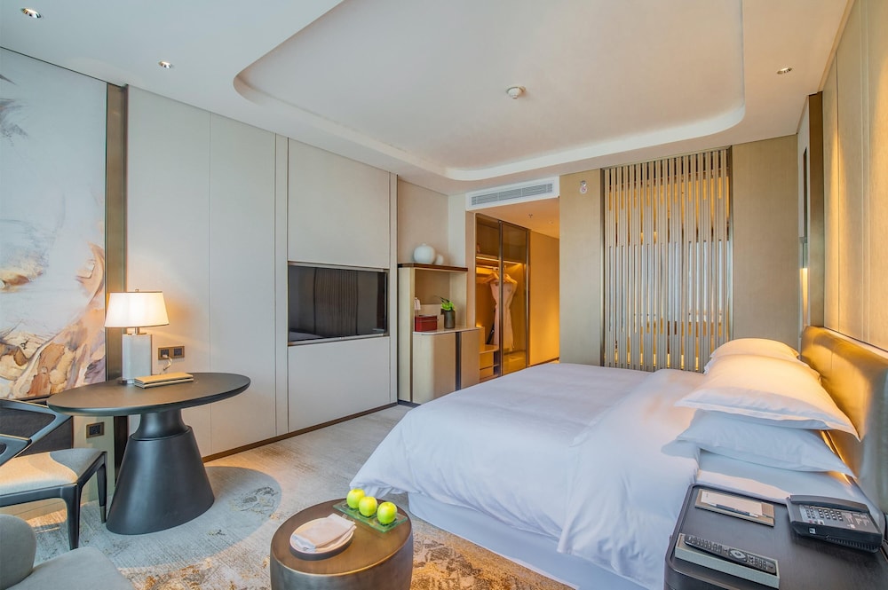 Room, 1 King Bed, City View - Photo 2