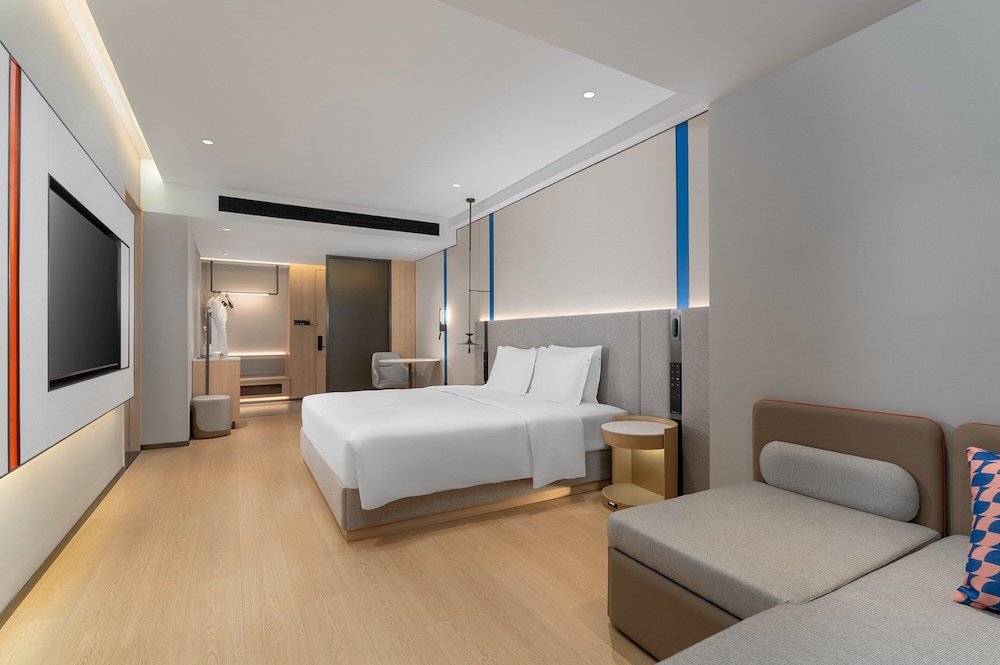 Suite, 1 King Bed, Balcony, Mountain View