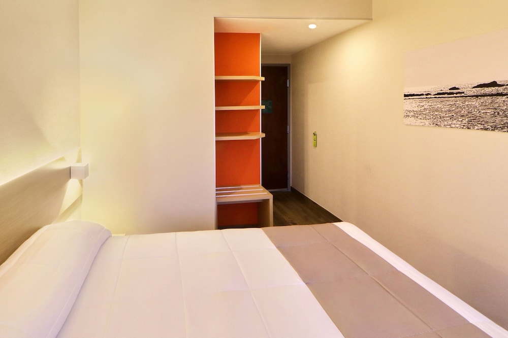 Room, 1 Queen Bed - Photo 5