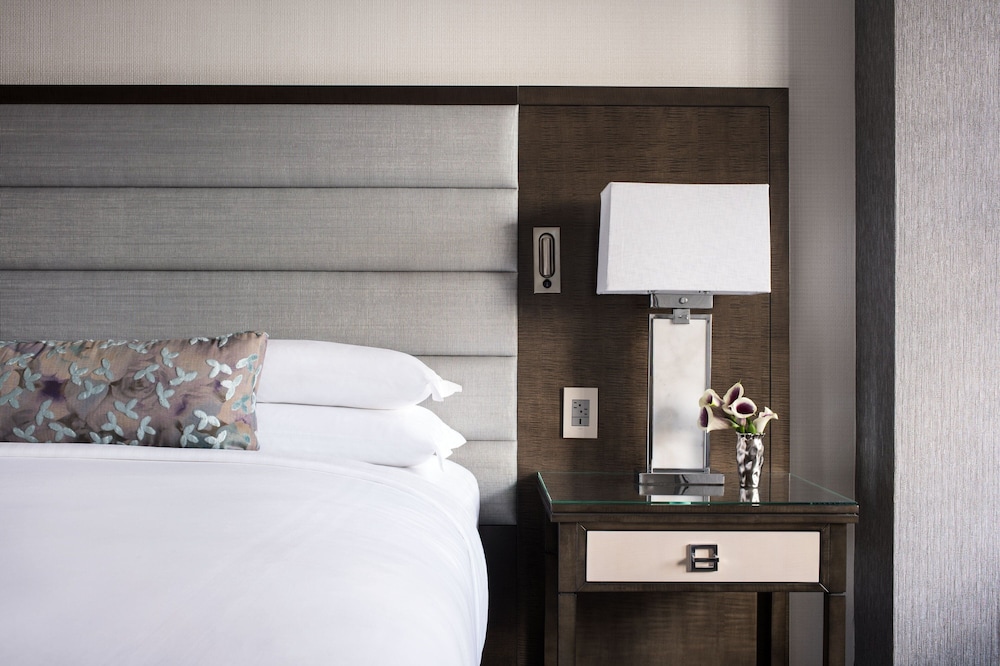 Deluxe Room, 1 King Bed (Mobility Accessible, Tub)