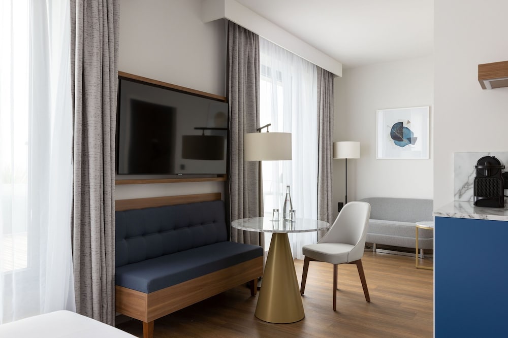 Executive Room, 1 King Bed, Sea View - Photo 4