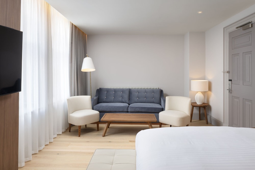Junior Suite, 1 King Bed (View, Urban) photo 3