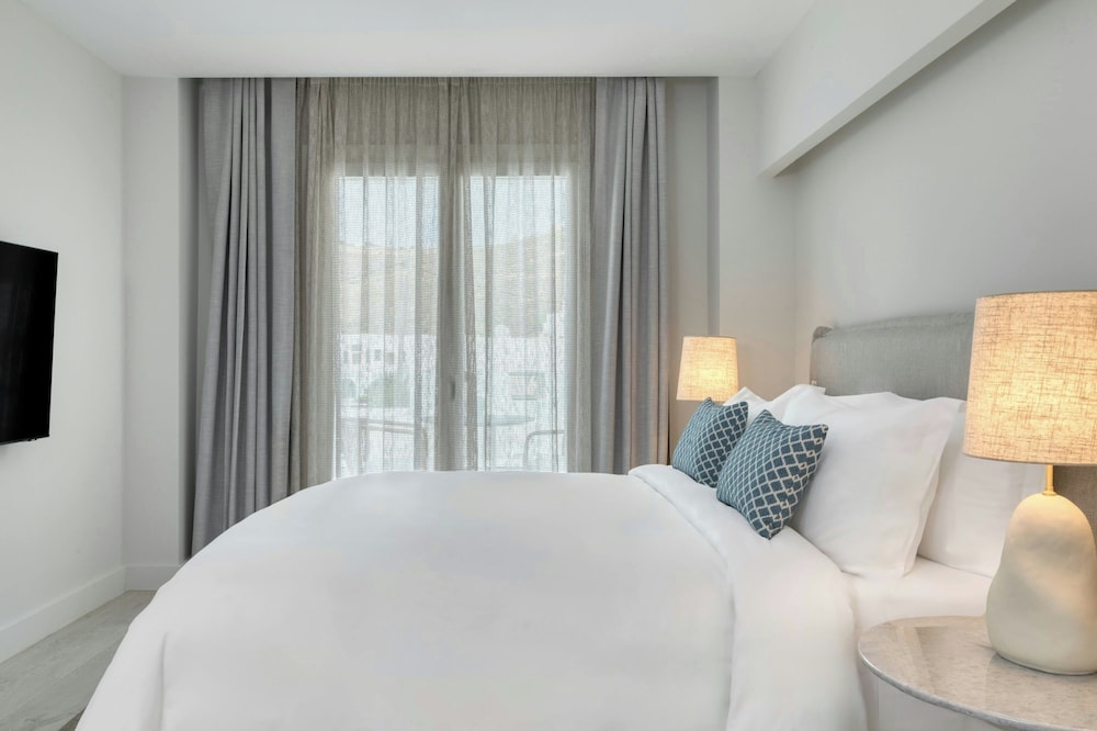 Deluxe Room, 1 King Bed, Balcony, Resort View