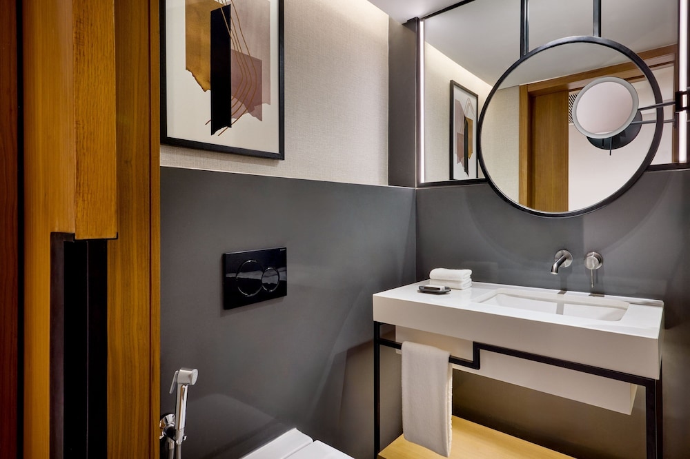 Panoramic Suite, 1 King Bed - Photo 11