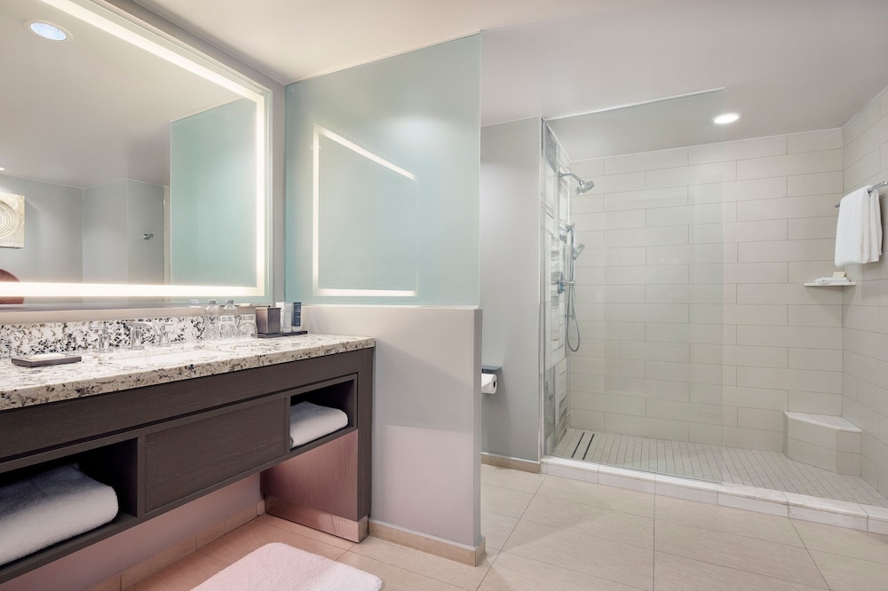 Executive Suite, 1 Bedroom - Photo 9