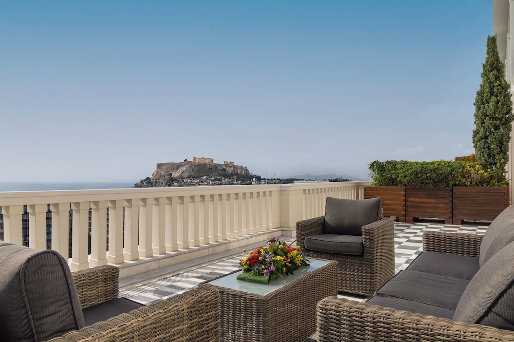 Executive Suite, 1 Bedroom, Balcony thumbnail 6