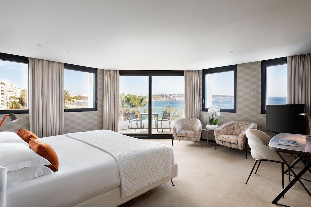 Luxury Room, 1 King Bed (Balcony)