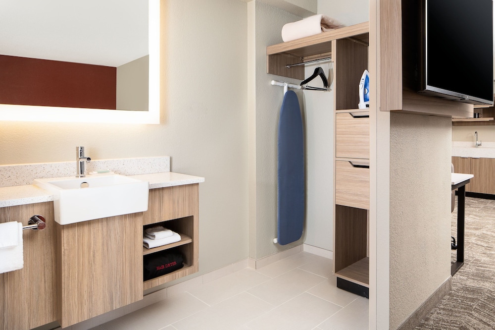 Suite, 1 King Bed with Sofa bed (Mobility Accessible, Roll-In Shower) photo 2