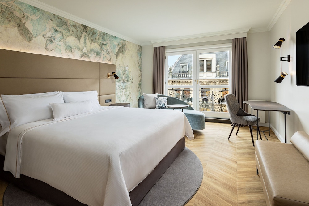 Panoramic Room, 1 King Bed, City View thumbnail 5