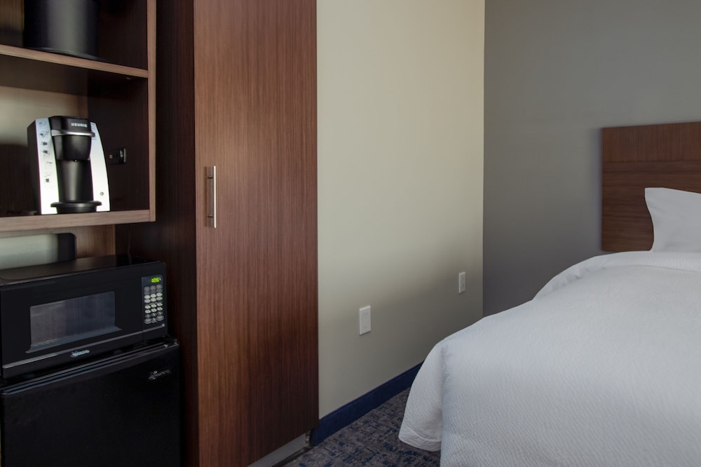 Room, 1 King Bed (Mobility Accessible, Roll-In Shower) photo 1