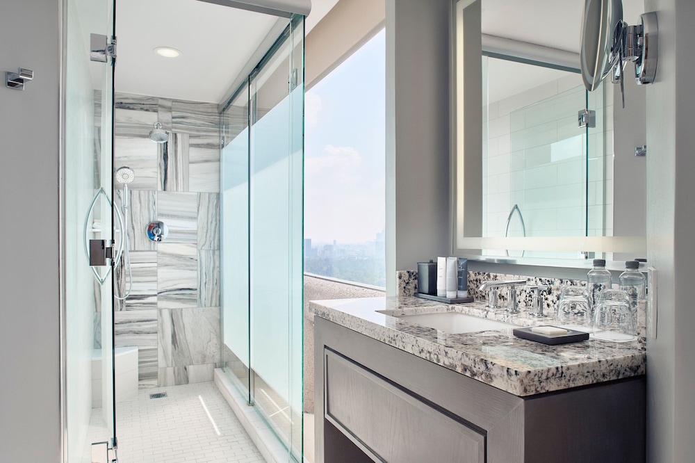 Executive Suite, 1 King Bed, City View, Corner - Photo 5