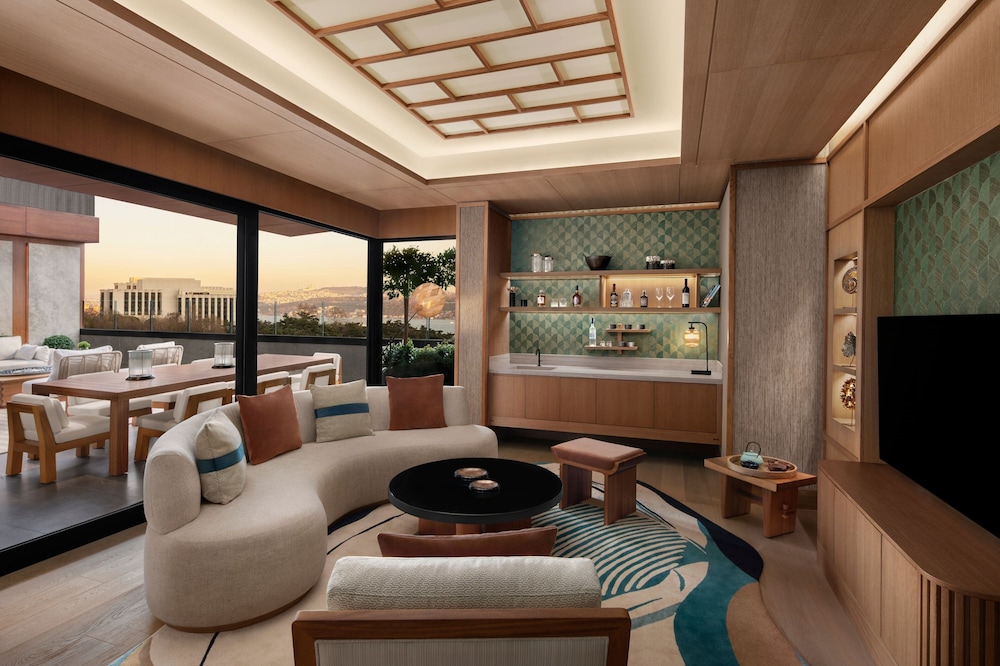 Club Suite, 1 King Bed with Sofa bed thumbnail 6
