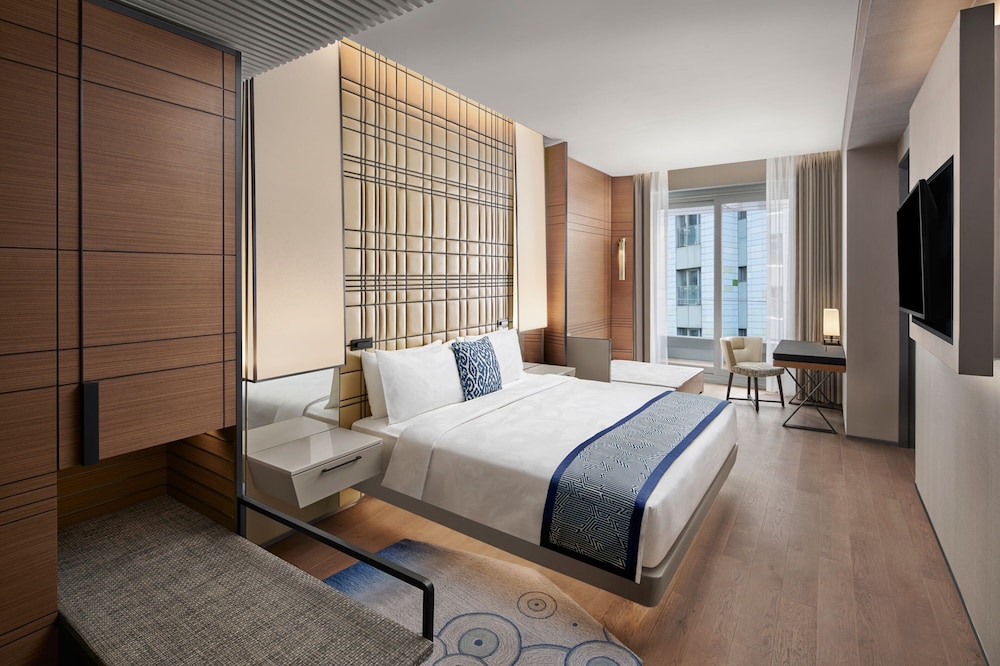 Elite Suite Partial View, Executive lounge access, 1 King, Sea view, Balcony
