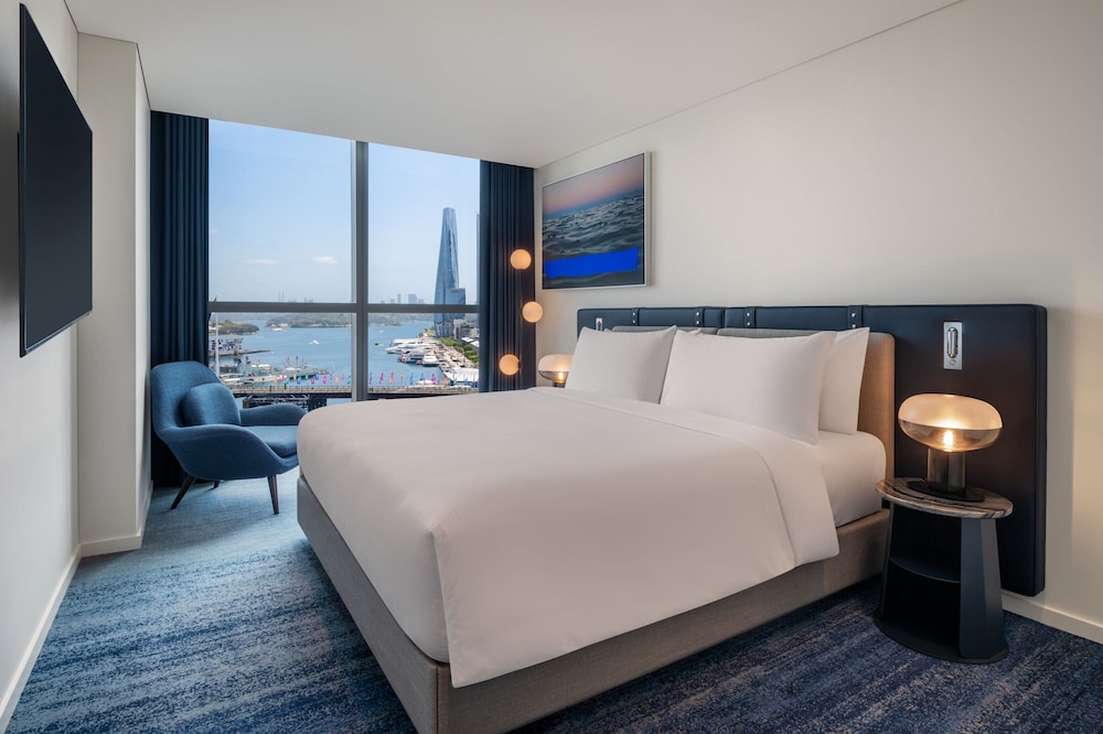 Deluxe Room, 1 King Bed, Harbor View