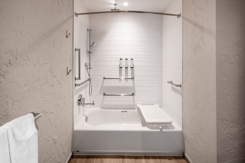 Deluxe Room, 1 King Bed (Mobility/Hearing Accessible, Tub)