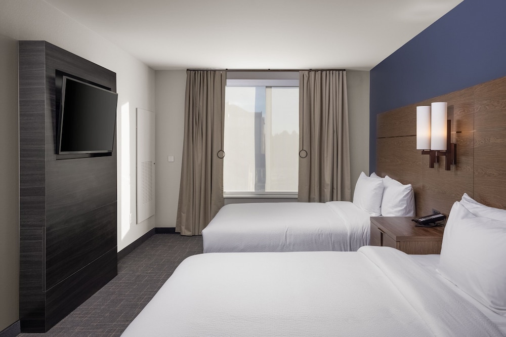 Suite, 1 Bedroom (Mobility/Hearing Access, Roll-In Shwr) photo 3