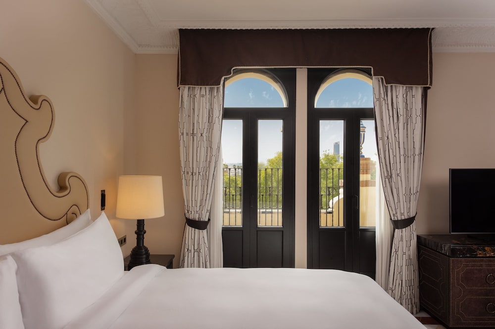 Grand Room, 1 King Bed, Terrace - Photo 9