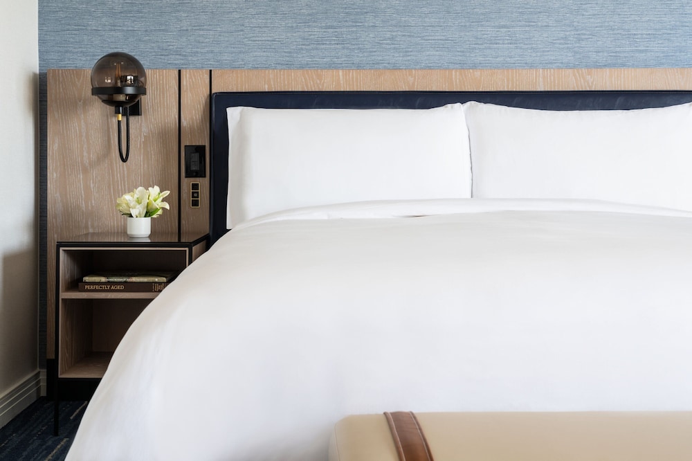 Premier Suite, 1 King Bed, Tower - Photo 3