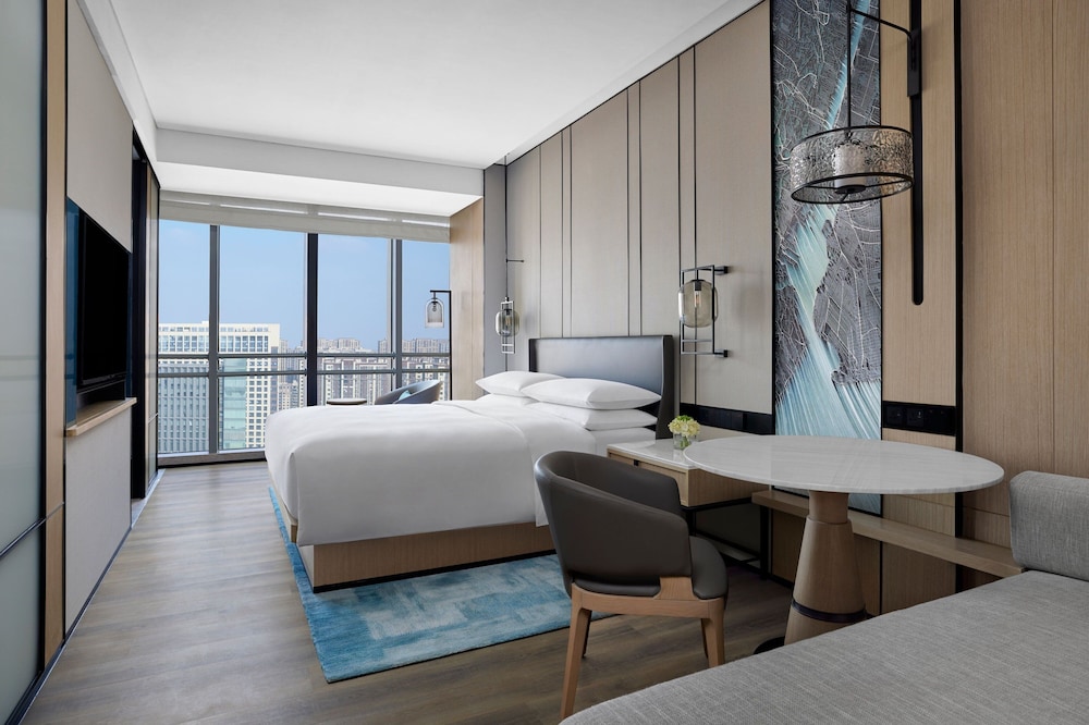 Deluxe Room, 1 King Bed, City View - Photo 1