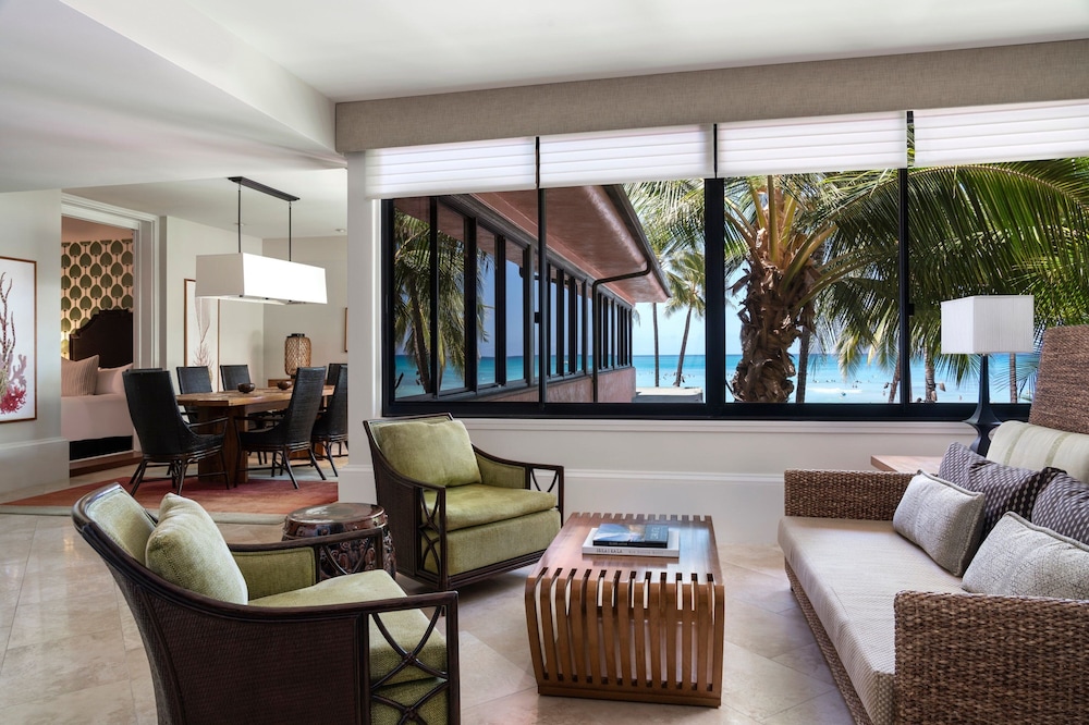 Prestige Oceanfront Suite, 1 Bedroom, 1 King + Sofa bed thumbnail 5