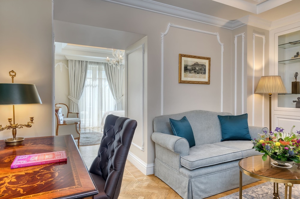 One Bedroom Grand Suite (Non Smoking) thumbnail 5