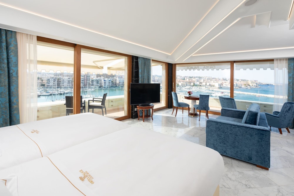 Signature Suite, 1 King Bed, Sea View (Balcony)